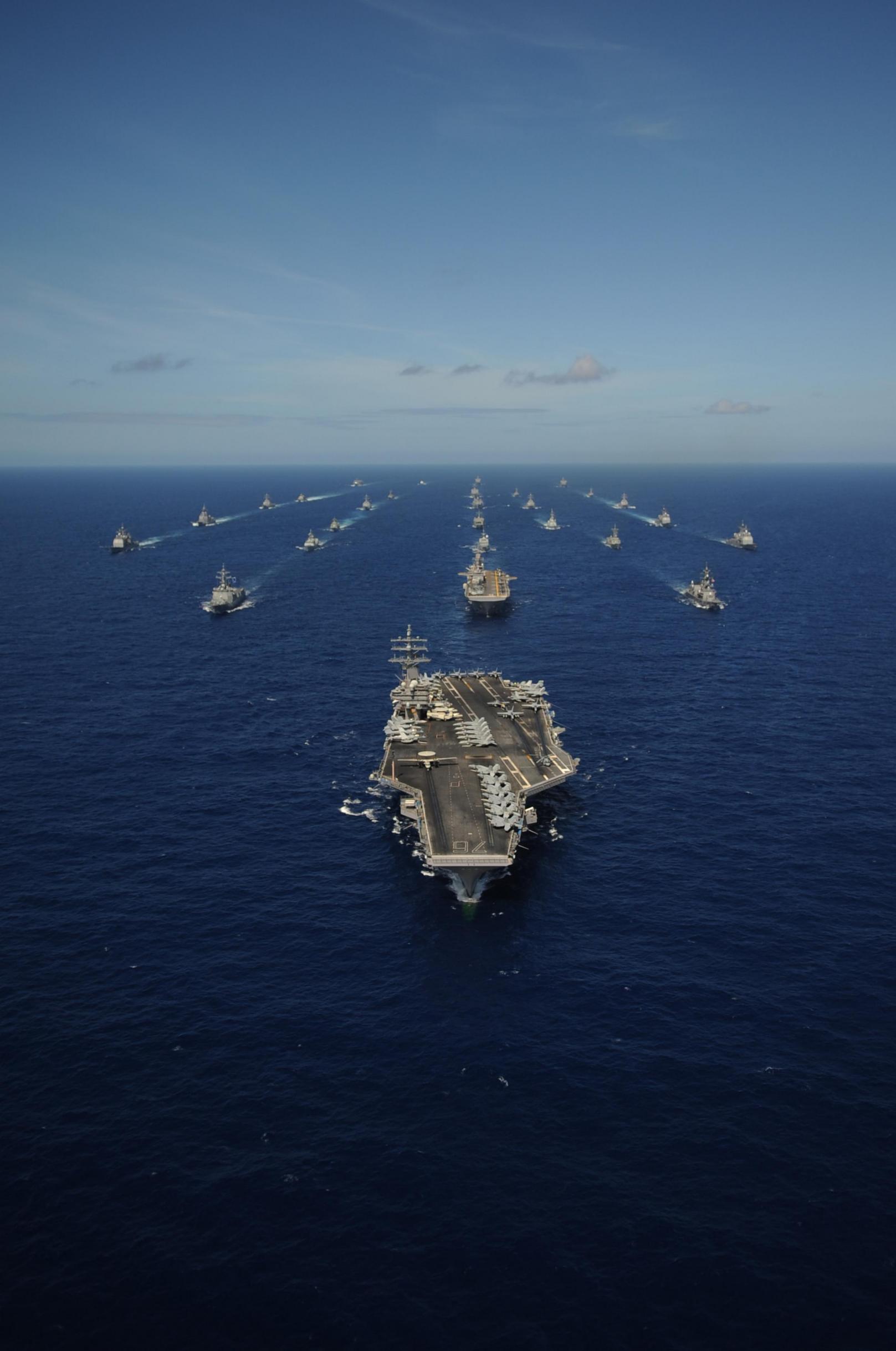 RIMPAC 2010 대형태극기를 달고 참가함정들과 함께 항진중인 세종대... RIMPAC 2010 대형태극기를 달고 참가함정들과 함께 항진중인 세종대왕함