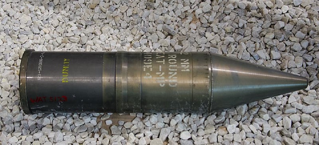 미군 M 551 쉐리던 경전차의 152mm M408 대전차 고폭탄.