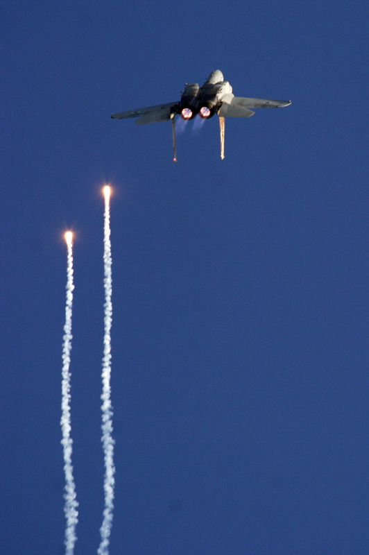 플레어를 발사하고 급속기동하는 이스라엘 F-15I - 유용원의 군사세계 플레어를 발사하고 급속기동하는 이스라엘 F-15I