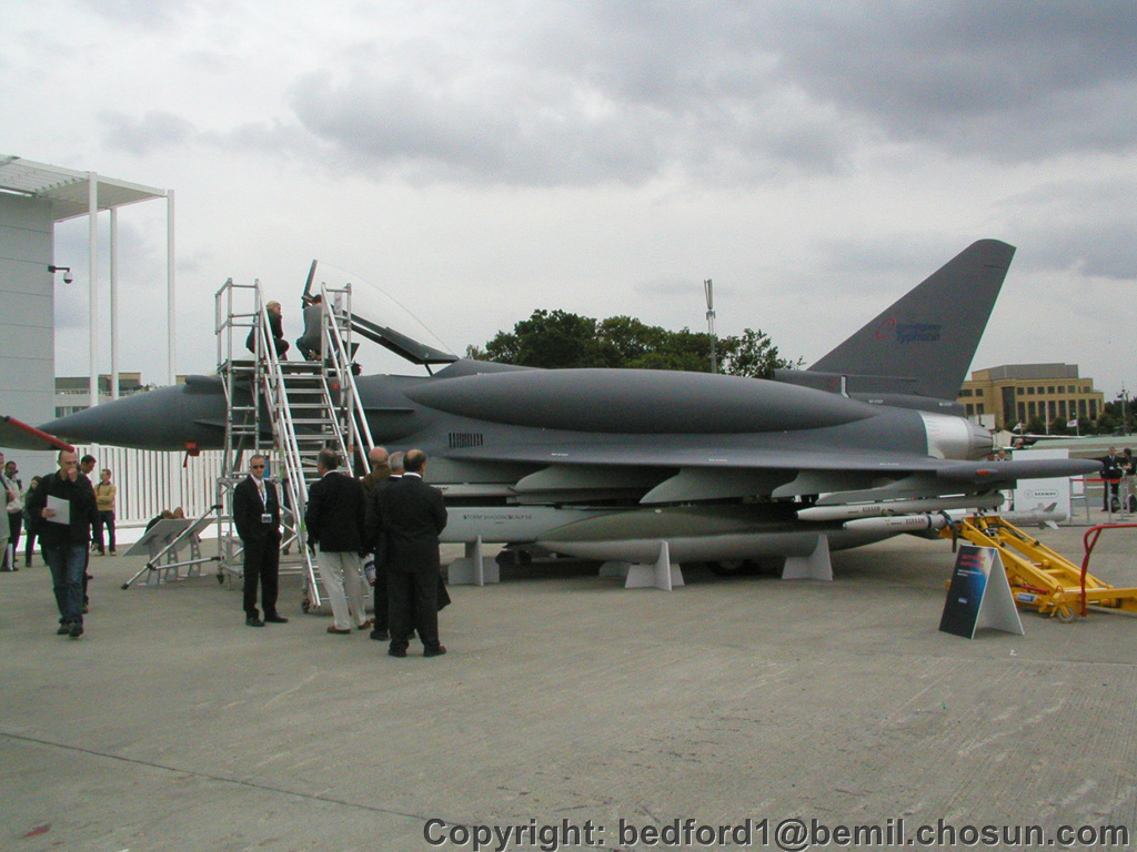 Eurofighter%20Typhoon%20with%20Conformal%20fuel%20tank%20Mock-up%200015.jpg