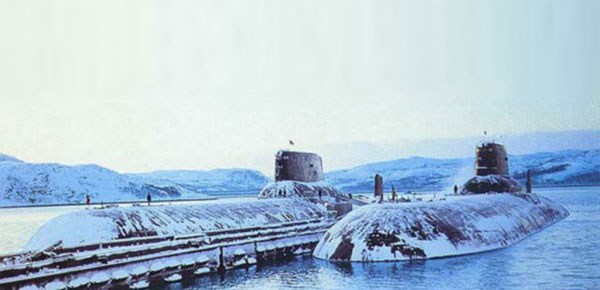 얼음을 뒤집어 쓴 타이푼급 원자력잠수함. 북극의 얼음 바다 밑이 타이푼의 활동 무대다.