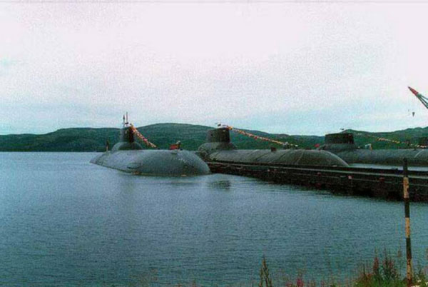 정박 중인 타이푼급 원자력잠수함