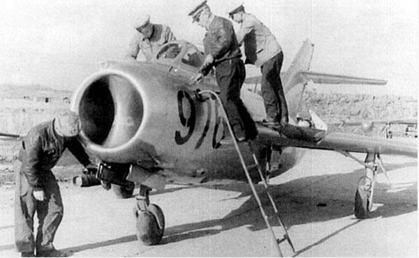ѱ￡ Ȱ MiG-15 ̱ ݱ⸦ ϱ  źϿ.    MiG-25   .
