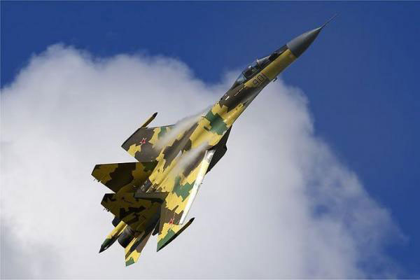 Su-35. Su-27    ̴. Su-35 ߷      Su-37, ѱ  FX ĺ ̱⵵ ߴ.<ó: (cc)Oleg Belyakov>