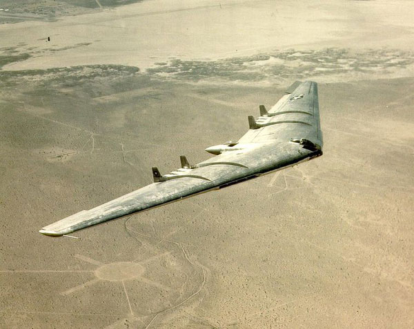제트엔진을 장착한 YB-49. 하지만 여러 여건의 미비로 말미암아 미완의 비행체로 기록되었다.
