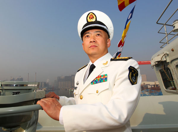 중국은 3개의 항공모함 전단을 구성할 꿈을 꾸고 있다. 사진은 랴오닝호 초대 함장이다.