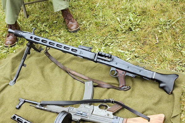 M60 ġũ  Ǿ  MG42 