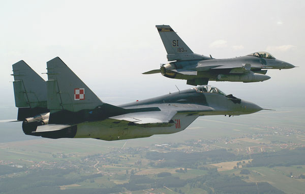   F-16C     MiG-29A.       ̶̹ θ ϴ.