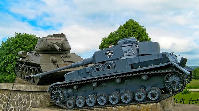 T-34가 독일의 4호 전차를 물리치는 형상을 한 기념물<슬로바키아 소재>