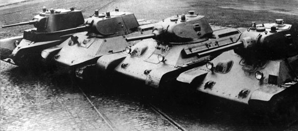 T-34의 개발 및 발전 과정을 보여주는 사진- 좌에서 우로 BT-7M, A-20, 1940년 형, 1941년 형