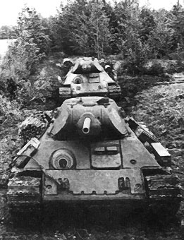 진격하는 T-34. 경사장갑을 잘 볼 수 있다.