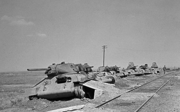 독일군이 T-34를 아무리 격파해도 T-34는 계속 쏟아져 나왔다. T-34는 전쟁 중 8만 대라는 엄청난 물량이 생산되어 전선에 투입되었다. 사진은 스탈린그라드 인근의 격파된 T-34들 <출처: (cc) Bundesarchiv>