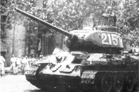 1950년 6월 28일 서울 시내에 진입한 북한군의 T-34 전차 <출처 : 조선일보 DB>