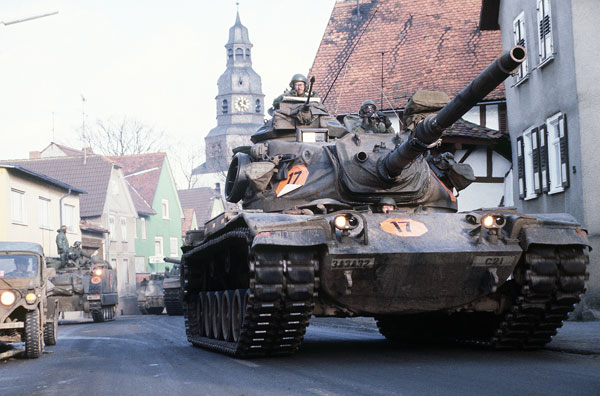 1985년 독일에서 실시 된 기동훈련 당시 주택가를 통과하는 미군 소속 M60A3