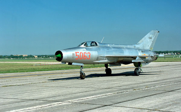 Ʈ ϴÿ  ְ F-4  ̷ο  , ̱   Ȱ Ʈ  Ҽ MiG-21PF