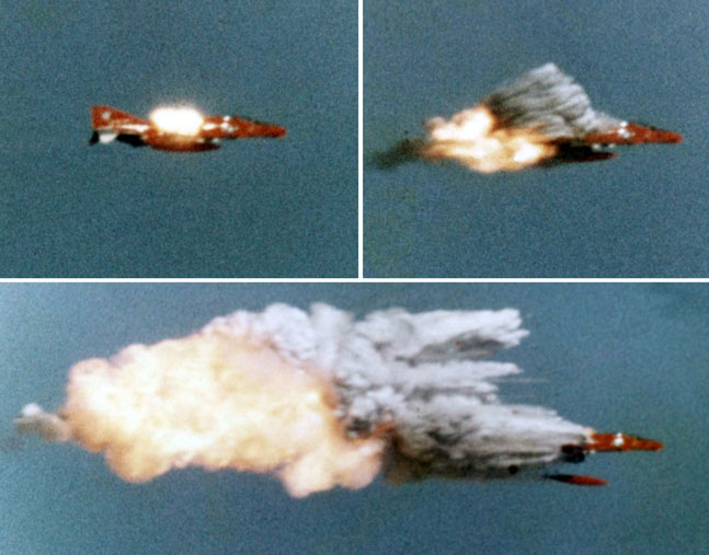 베트남전에서 걸프전에 이르기까지 고성능의 공대공 미사일은 공중전의 승패를 판가름 짓는 중요한 무기였다. <출처: 미 해군>