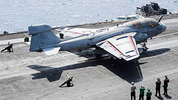 װ CVN-68 Ϲ  غ  EA-6B.