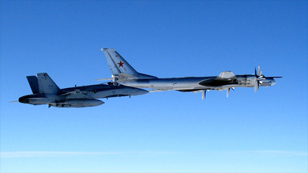 2007 ĳ    Tu-95MS ϴ ĳ  CF-18.   ݱⰡ ٲ ŭ Tu-95 Ⱓ ϼ Ȱ ̴. 
