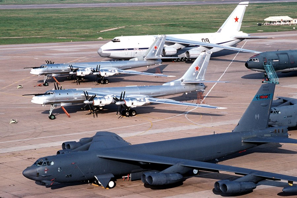 ̱ ڽ   湮Ͽ B-52H Բ ֱ Tu-95MC.  ñ⿡ ¾ Բ ⸦ Ѱ   ݱ ִ ȭ̴.