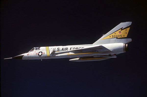 1981 7, Ʒú 5ݺ F-106A Ÿ Ʈ. 1980 ߹ݿ  ü ޼ پ. F-4 Ұ F-15 ̱ , F-16 ġ   зǾ. <ó: ̰>