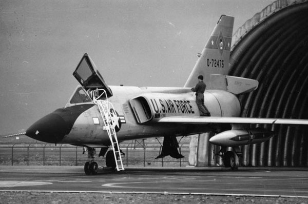    F-106A Ÿ Ʈ ݱ. AIM-4F/G  ̻ 4 ߾ӵü Ʒ  ž뿡 Ͽ ߴ. <ó: Rollan Yocum Collection>