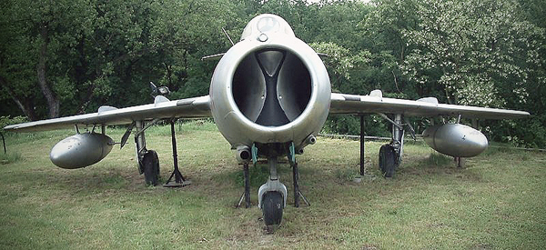 λ  ũ. ̷  MiG-19 ̾. <ó : wikipedia> 