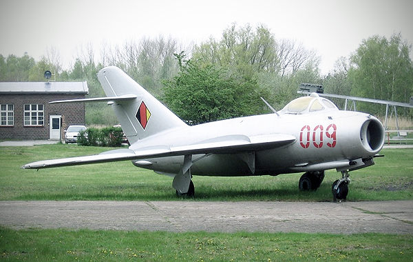   MiG-17 <ó : Wikimedia>