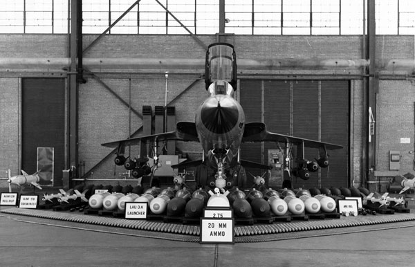 F-105F  ġ  ߿ AIM-9B ̵δ  ̻ϰ AGM-12   ̻ ԵǾ ִ. <ó: ̰>