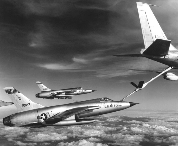 F-105 ġ Ⱑ KC-135 ߱ ö տ ϰ ִ. <ó: ̰>