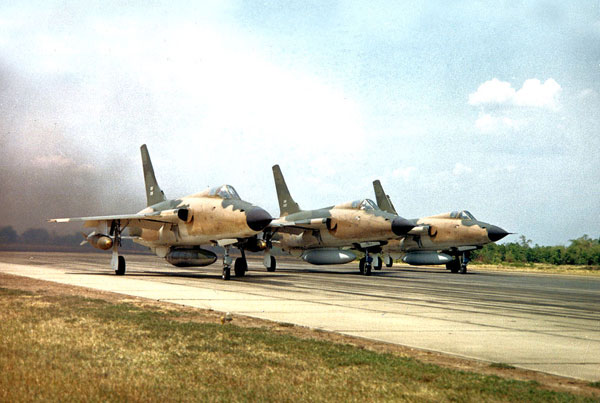 1966 Ʈ ġ F-105D ġ ֳ  Ʒ M117 ź Ǿ ִ. <ó: ̰>