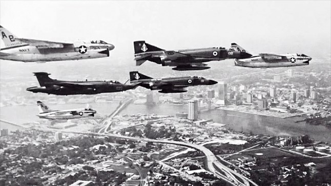 1976  ر A-7 ݱ     ر F-4K ĳϾ.    ֵ   ĳϾ ϰ  ⿴. 