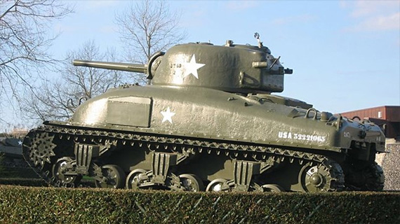 시급히 제작된 M3 리 전차. 기존 M2 전차 차체에 75mm 포를 장착한 포탑을 올릴 수 없어 차체에 부착하였다.