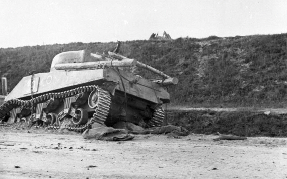 M4A3 도저 전차. 전진로를 개척하기도 했지만 태평양 전쟁 당시 참호 속에서 저항하는 일본군을 그냥 매장해 버리는 용도로도 사용되었다.