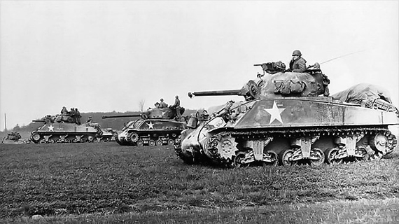 보병과 함께 작전을 벌이는 M4 전차. 최초 개발 당시 보병을 근접하여 지원하는 임무를 상당히 중요하게 여겼다.