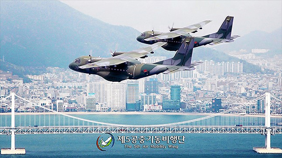 공군의 CN-235M 수송기는 병참공수, 낙하산 병력 투하, 해안초계, 탐색구조, 조명탄 투하 등의 다양한 임무를 소화해내고 있다. <출처: 공군 제5공중기동비행단> 