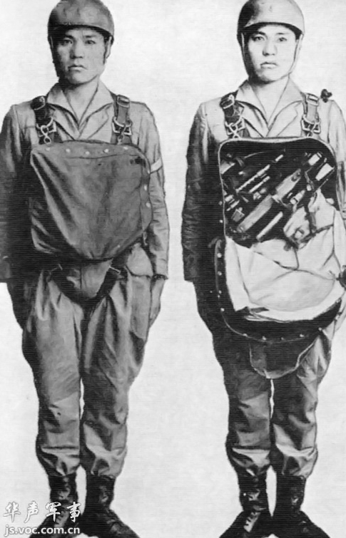 일본 낙하산병의 낙하산과 장비 배낭 