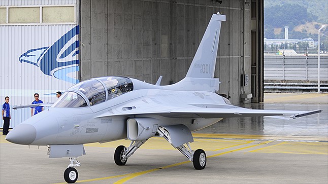 2013년 8월 21일, FA-50 경공격기 1호기가 원주기지로 날아가기 위해 한국항공우주산업의 격납고를 벗어나고 있다. <사진: 안승범> 