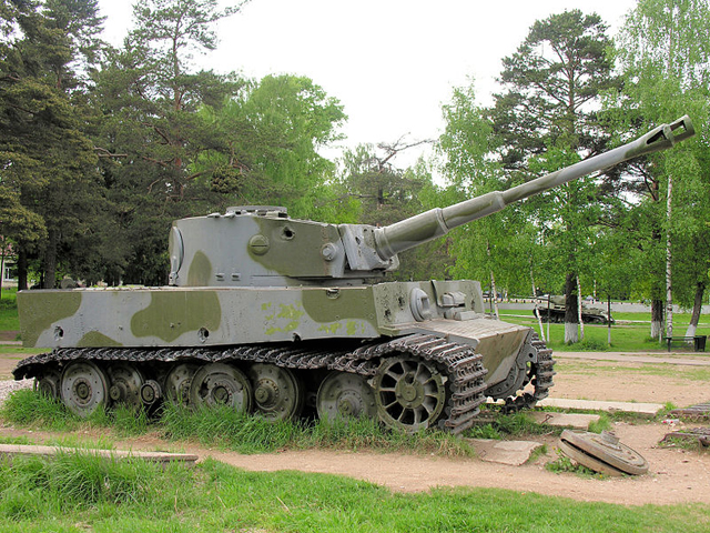 1943년 쿠르스크 전투 당시 사격을 가하는 티거. 어지간한 장갑을 관통하는 88mm 주포의 강력함은 티거의 상징이었다. 