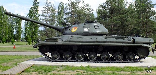 시범 행사에 등장한 IS-3 중전차. 곡선형 터렛과 자체 전면의 V자 경사장갑이 인상적이다. <출처: By Adamicz@Wikimedia Commons (CC BY-SA)>