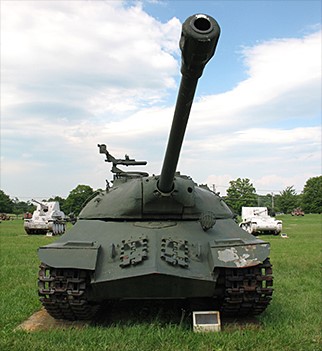 IS-3의 최종 개량형이라 할 수 있는 T-10. 이를 마지막으로 소련은 중전차 제작을 중단하였다. <출처: By Михаил Мартынов@Wikimedia Commons (CC BY-SA)>