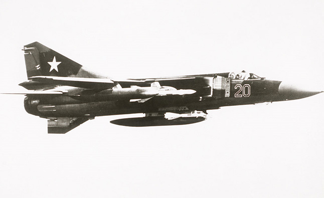     ı MiG-23MLA (÷ΰ-G).  Ͱ ü  (Dorsal Fin) ۾ ʱ   ȴ. 