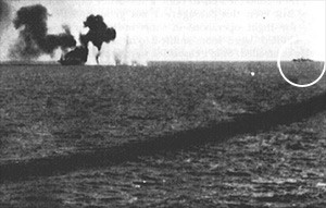야마토의 포격에 격침되는 호위 항모 갬비어 베이. 우측 원 안은 일본 함 