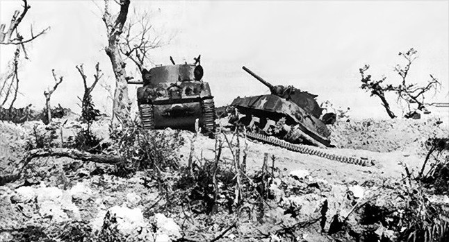 일본군의 포화에 격파된 미 M-4 셔먼 탱크