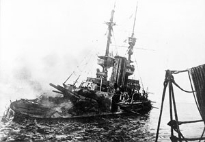 1915 3 18 ħ    ̸ͺ(HMS_Irresistible). Դ ó   ؾ     ر  ġ̾.