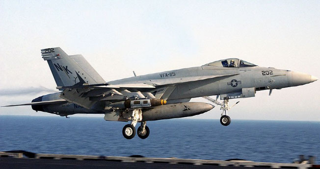   F/A-18E ȣ.  F-14  A-6 ݱ ӹ  ϰ ִ ٸ    ر ̴ַ.  ó   ݱ    ȴ.