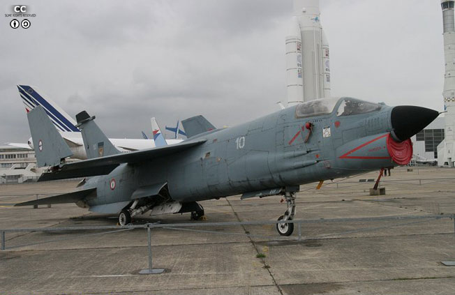  ر װ ž  Ͽ  ȣ  F-8P. Ư¡   ̶ F1 ߿   ˷. <ó (cc) Guillaume Rueda at Wikimedia.org>