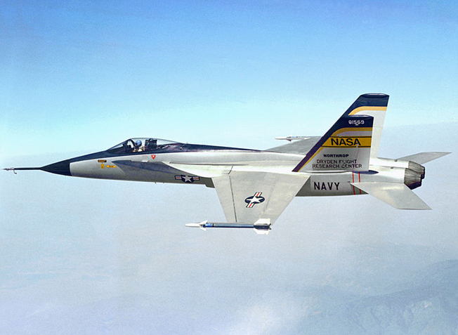 ѱ  뷮  F-5 ⸦  ۵ YF-17.   LWF  YF-16 Ͽ.