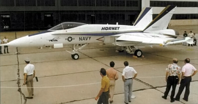 한국 공군도 대량 사용한 F-5 전투기를 기반으로 제작된 YF-17. 미 공군의 LWF 사업에서 YF-16에 패하였다.