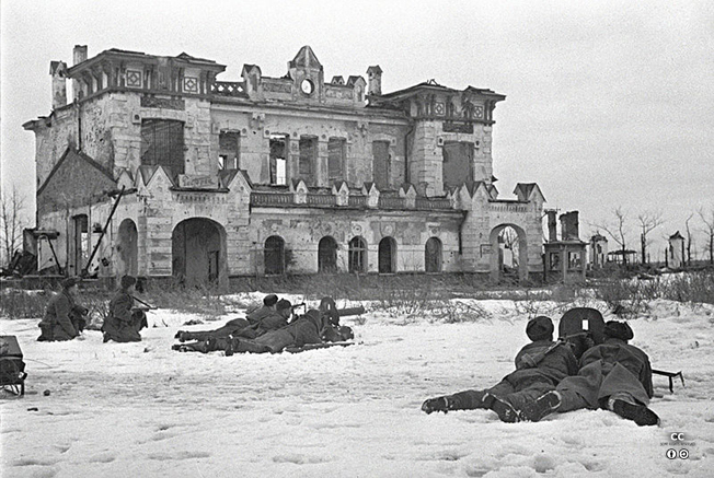 1944 1 21 ε带 Żȯ  踦  ҷ ȣ  Ҽ . ̷ν ѱ׶带 ΰ ִ    㹰. <ó: (cc) RIA Novosti archive at Wikimedia.org> 