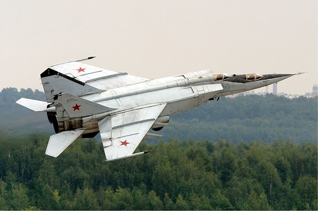 ߿ ڼ   MiG-25 ó  ÿ    .   ޸ ݱ оߴ ҷ ̱ . <ó: Leonid Faerberg (transport-photo.com) at Wikimedia.org> 
